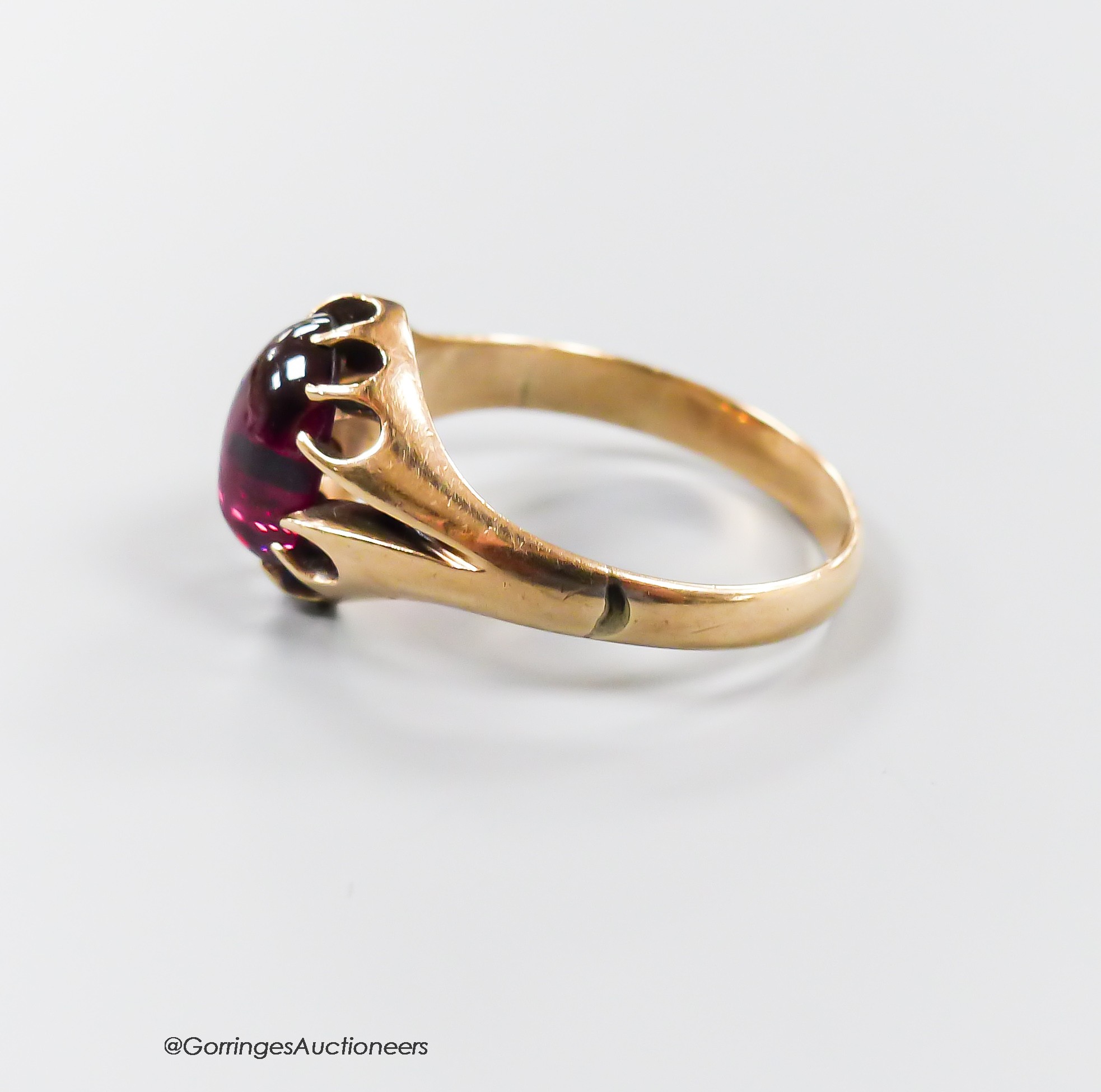 An Edwardian 9ct gold and cabochon garnet set dress ring, size U, gross 4.6 grams.